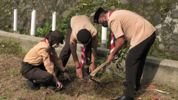 You are currently viewing Dewan Penggalang SMPN 2 Purwokerto Gelar Aksi Lingkungan