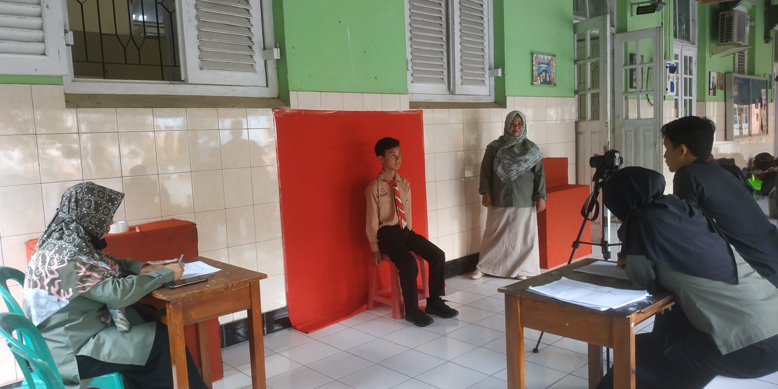 Pemotretan Kartu Tanda Anggota Pramuka di Pangkalan SMP Negeri 2 Purwokerto: Semangat Kepramukaan dan Dukungan dari Kepala Sekolah